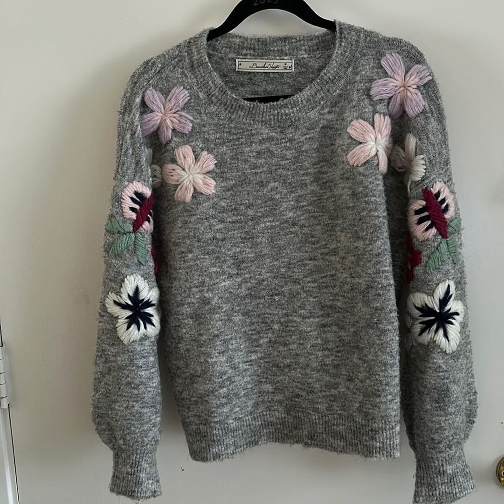 BOUNDLESS NORTH Floral Embroidered Pullover Sweater